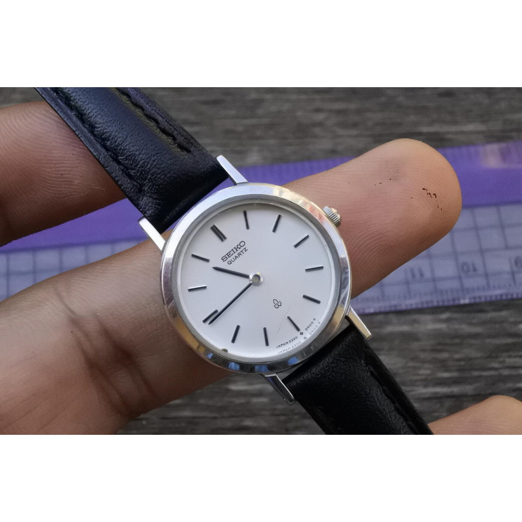 นาฬิกา Vintage มือสองญี่ปุ่น Seiko 2320 0060 หน้าขาว ผู้หญิง ทรงกลม ระบบ Quartz ขนาด18mm ใช้งานได้ปกติ