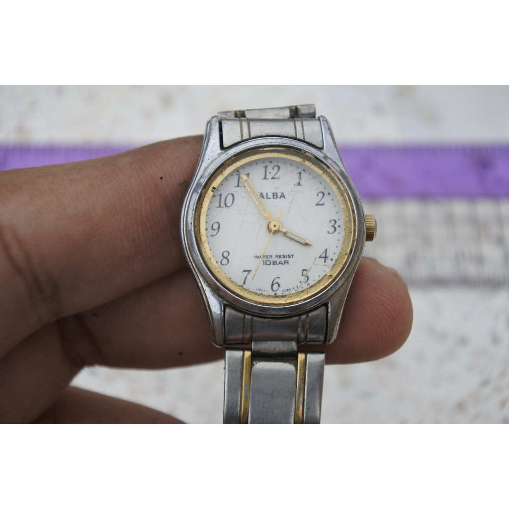 นาฬิกา Vintage มือสองญี่ปุ่น Alba V501 0CJ0 หน้าขาว ผู้หญิง ทรงกลม ระบบ Quartz ขนาด26mm ใช้งานได้ปกติ ของแท้
