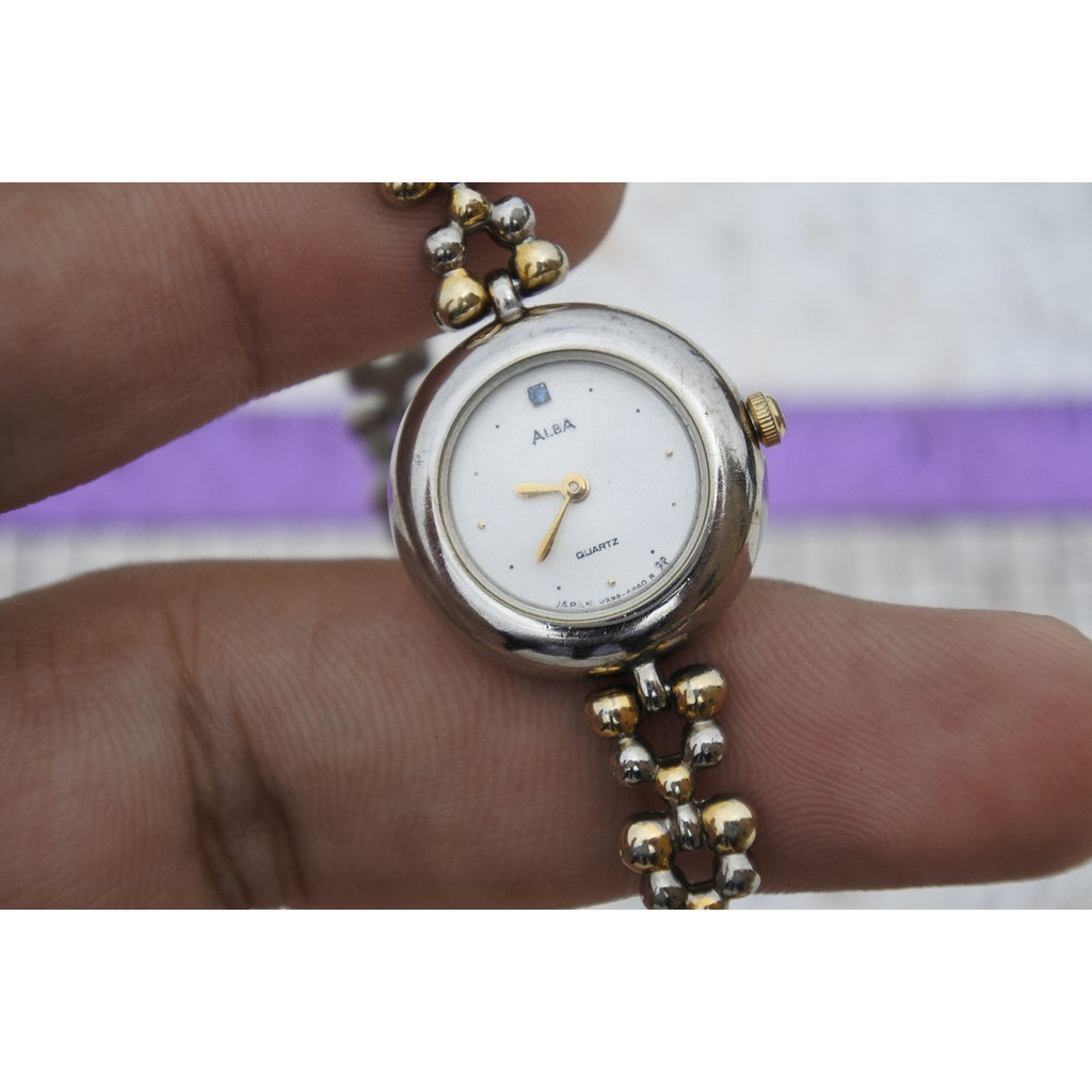 นาฬิกา Vintage มือสองญี่ปุ่น Alba V232 0810 หน้าขาว ผู้หญิง ทรงกลม ระบบ Quartz ขนาด21mm ใช้งานได้ปกต