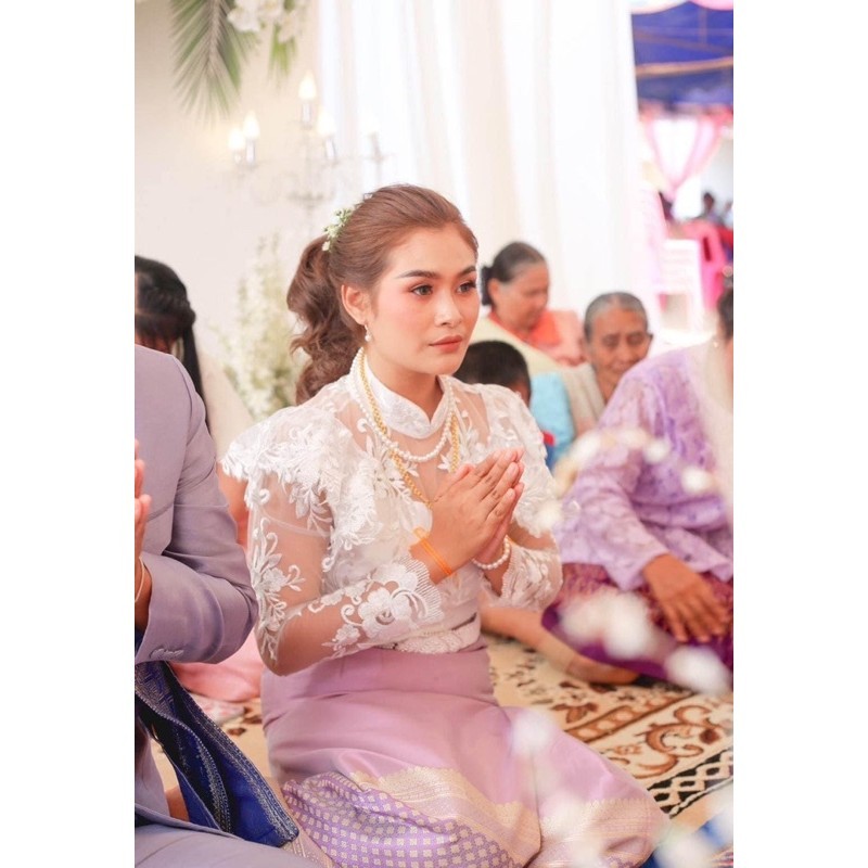 Sira Siri ชุดลูกไม้ ชุดงานบุญ ชุดแม่นาค ชุดแฟนนาค เสื้อลูกไม้เกรดพรีเมี่ยม ทรงร.5 แต่งชายระบาย ผ้าถุงสำเร็จรูปทอลายสวยๆ ราคา ถูกที่สุด ดีลบีเคเค แกลเลอรีภาพที่ 4