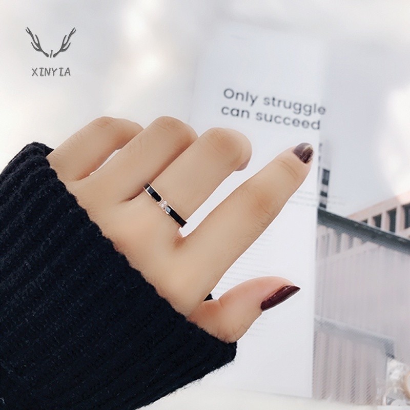 ส่งเร็ว✨แหวน ไทเทเนียมเหล็ก ประดับเพชร สไตล์เกาหลี แฟชั่น ป้องกันสนิม เครื่องประดับ สำหรับผู้ชายและผู้หญิง คู่รัก ของขวัญ-XINYIA1