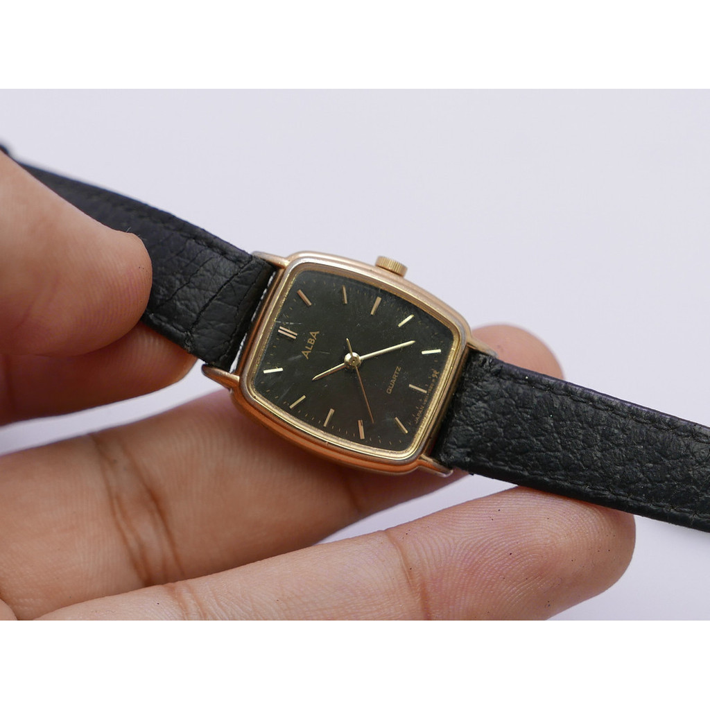 นาฬิกา Vintage มือสองญี่ปุ่น Alba V811 5140 Black Dial ผู้หญิง ทรงสี่เหลี่ยมหมน ระบบ Quartz ขนาด21mm