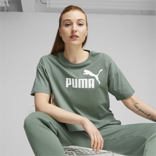 PUMA BASICS - เสื้อยืดผู้หญิง Essentials Logo Cropped สีเขียว - APP - 58686648