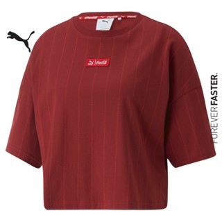 PUMA PRIME/SELECT - เสื้อยืดคอกลมผู้หญิง PUMA x COCA-COLA All-Over-Print Tee สีแดง - APP - 53616522