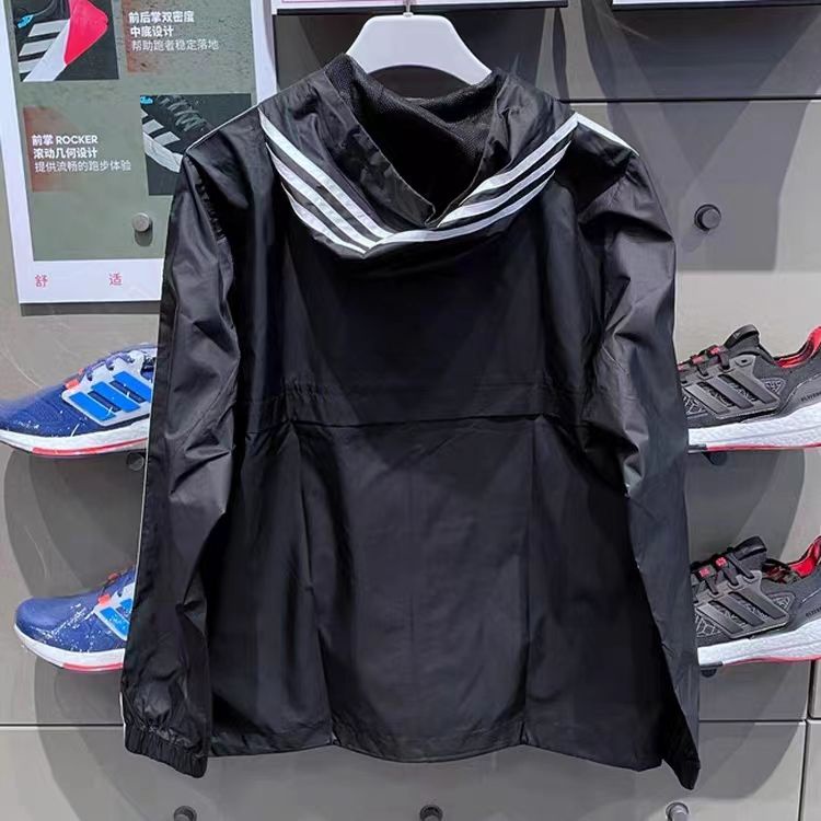 ☊▪Adidas Jacket เสื้อแจ็คเก็ตลายทางคลาสสิคมีฮู้ดแบบแห้งเร็วสำหรับผู้ชาย HE4320