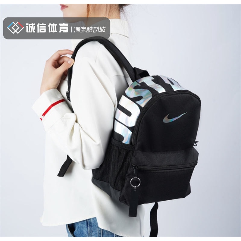 ♛✥✠Nike/Nike กระเป๋านักเรียนเด็กชายและเด็กหญิงพิมพ์ลายกระเป๋านักเรียนกระเป๋าเป้สะพายหลังขนาดเล็ก DR6091 BA5559-104