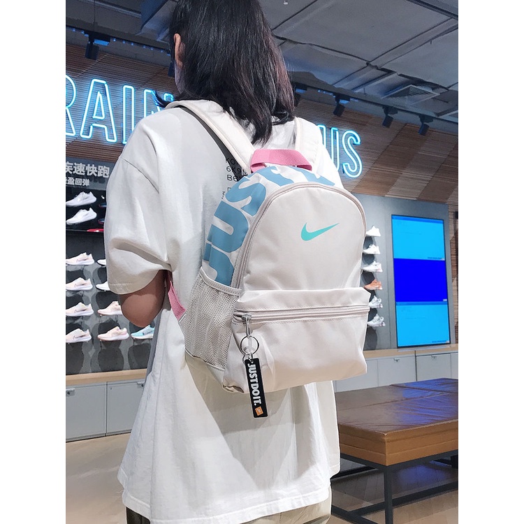 ☎✚Nike Nike กระเป๋านักเรียนใบเล็กเดินทางเพื่อการพักผ่อนโรงเรียนอนุบาลมินิกระเป๋าเป้นักเรียน DR6091-104