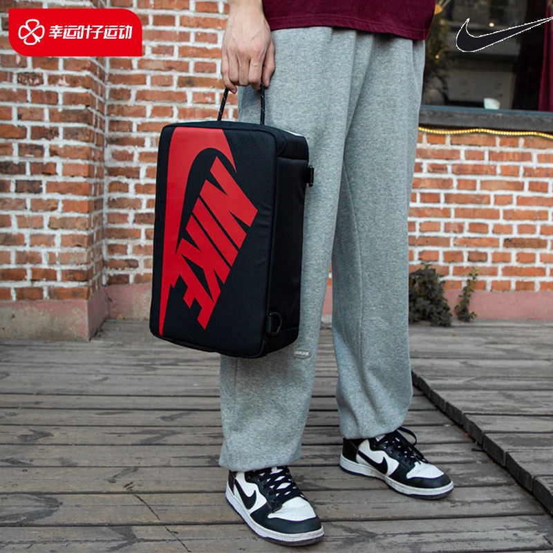 ◐NIKE Nike Travel Shoe Bag กระเป๋าใส่มือถือแบบพกพา ฟิตเนส การเดินทางเพื่อธุรกิจ กระเป๋ารองเท้ากีฬา ก