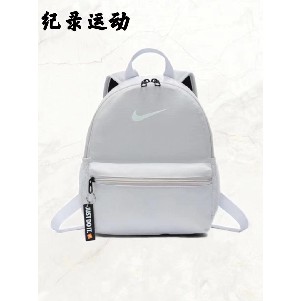 ❃♗Nike กระเป๋าเป้สะพายหลัง Casual Cool Fashion Print กระเป๋าเดินทางกระเป๋านักเรียนเด็กเดินทางสบาย BA5559
