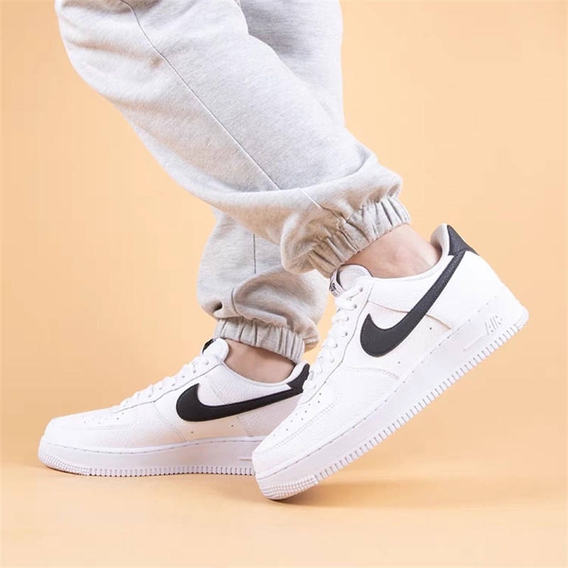 ❀✣▤รองเท้าผู้ชาย Nike Air Force1 AF1 Small Quan Zhilong สีขาวและสีแดง Force One รองเท้าผู้หญิง CT2302