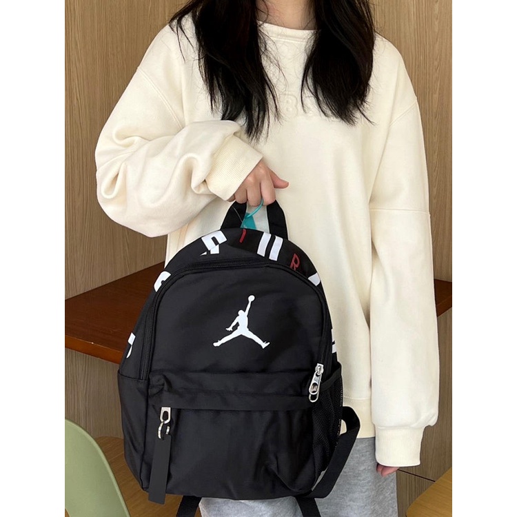 ☞Jordan Nike Jordan AIR กระเป๋าเป้สะพายหลังนักเรียนอนุบาลกระเป๋านักเรียนขนาดเล็กกีฬากระเป๋าเป้สะพายหลังขนาดเล็กสำหรับเด็