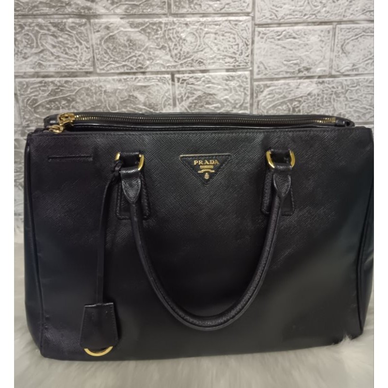 กระเป๋า Prada Black Saffiano Lux Leather Large Double Zip Tote ตู้ญี่ปุ่นค่ะ ส่งต่อ 3,590 บาท สภาพใช