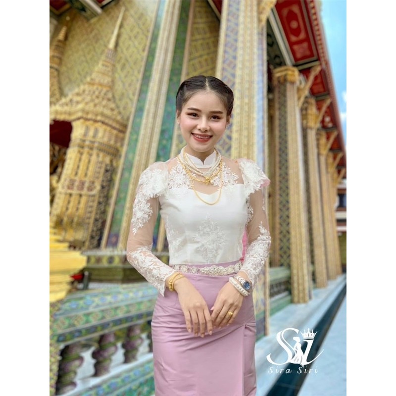Sira Siri ชุดลูกไม้ ชุดงานบุญ ชุดแม่นาค ชุดแฟนนาค เสื้อลูกไม้เกรดพรีเมี่ยม ทรงร.5 แต่งชายระบาย ผ้าถุงสำเร็จรูปทอลายสวยๆ ราคา ถูกที่สุด ดีลบีเคเค แกลเลอรีภาพที่ 2