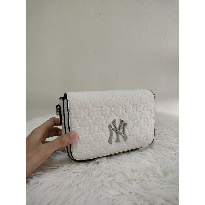 MLB ✅🇰🇷 กระเป๋าหนังสีขาว NY MONOGRAM ของแท้ 💯SALE🔥🔥