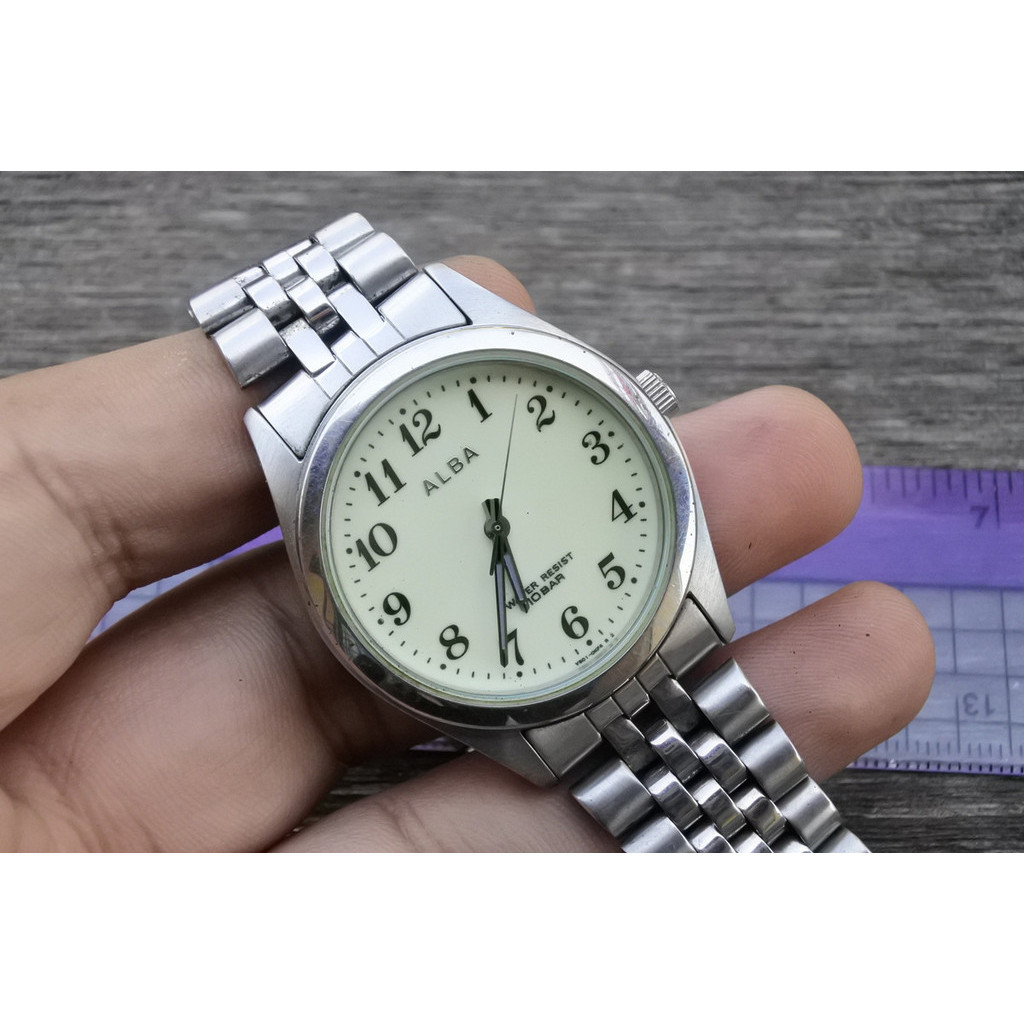 นาฬิกา Vintage มือสองญี่ปุ่น Alba V501 0CV0 IRIDESCENT DIAL ผู้ชาย ทรงกลม ระบบ Quartz ขนาด35mm