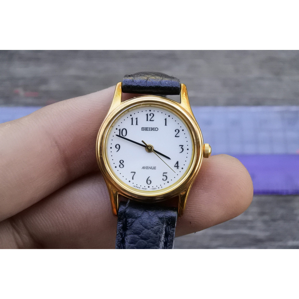 นาฬิกา Vintage มือสองญี่ปุ่น Seiko Avenue 4N21 0670 Yellow Dial ผู้หญิง ทรงกลม ระบบ Quartz ขนาด24mm