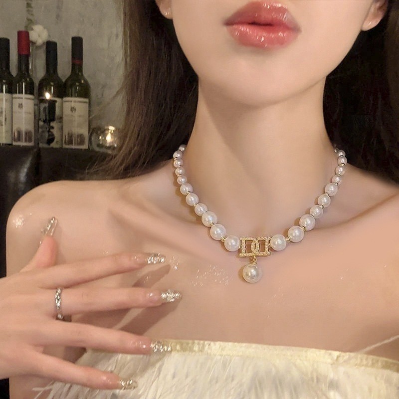 KK：แฟชั่นฝรั่งเศสใหม่สร้อยคอตัวอักษรมุกแฟชั่นแสงหรูหราระดับ high-end โซ่กระดูกไหปลาร้าอินเทอร์เน็ตคนดังสร้อยคอสำหรับเ ราคา ถูกที่สุด ดีลบีเคเค