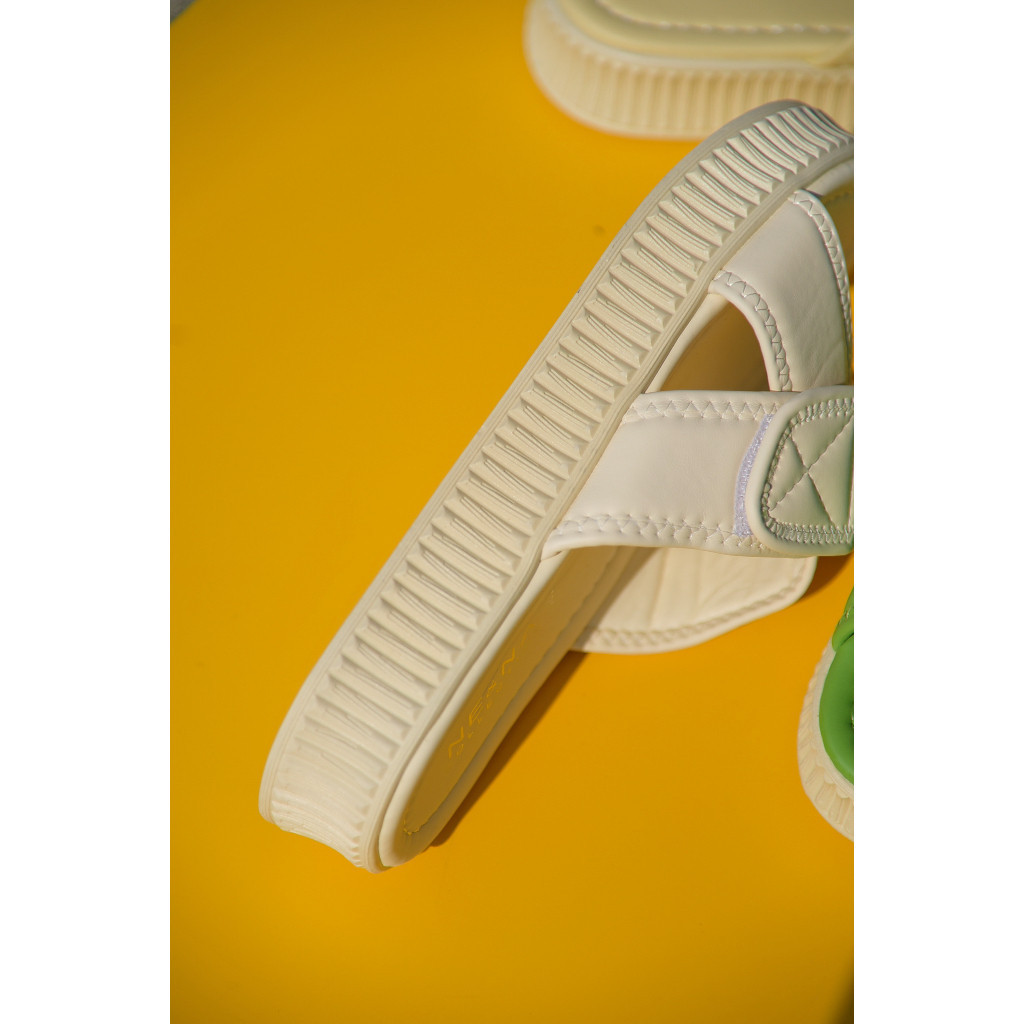 รองเท้าเเฟชั่นผู้หญิงเเบบเเตะสวมส้นเตี้ย No. 928  NE&NA Collection Shoes