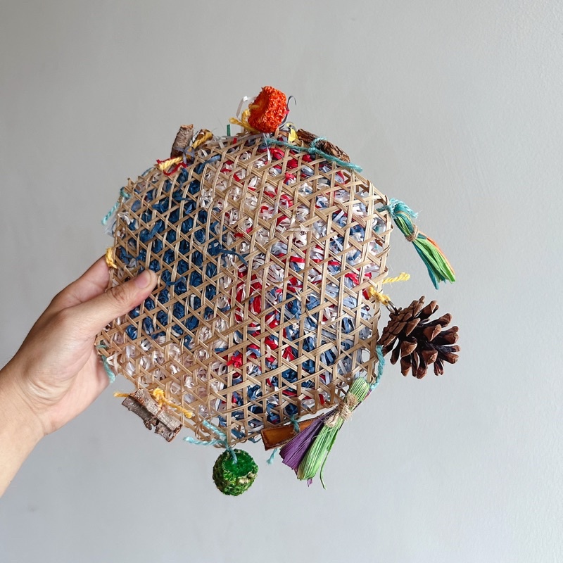 E-65 ของเล่นนกแก้ว ทำจากไม้ไผ่เส้น ลูกสน เปลือกข้าวโพด กระดาษสีสัน ให้นกแก้วได้แทะเล่น 24*20cm - รูปที่ 4