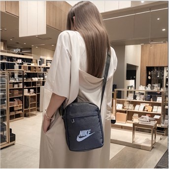 ₪✘Nike กระเป๋าสะพายไหล่ Nike กระเป๋าเป้สะพายหลังขนาดเล็กสำหรับผู้ชายและผู้หญิงเดินทางแบบสบาย ๆ โทรศัพท์มือถือเอกสารอย่าง