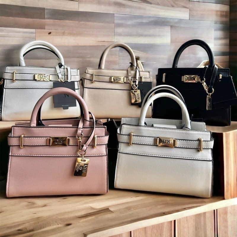 🌈พร้อมส่ง 𝐋𝐘𝐍 กระเป๋าหน้าเคลลี่​ ทรงถือ+สะพายข้างสายหนัง​ พร้อมแท็กห้อย​