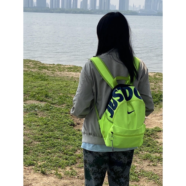 ◐☈Nike กระเป๋าเป้สะพายหลังผู้หญิง เวอร์ชั่นเกาหลี กระเป๋านักเรียนเด็ก น้ำหนักเบา โรงเรียนอนุบาล ถุงนมเล็ก nike mini trav