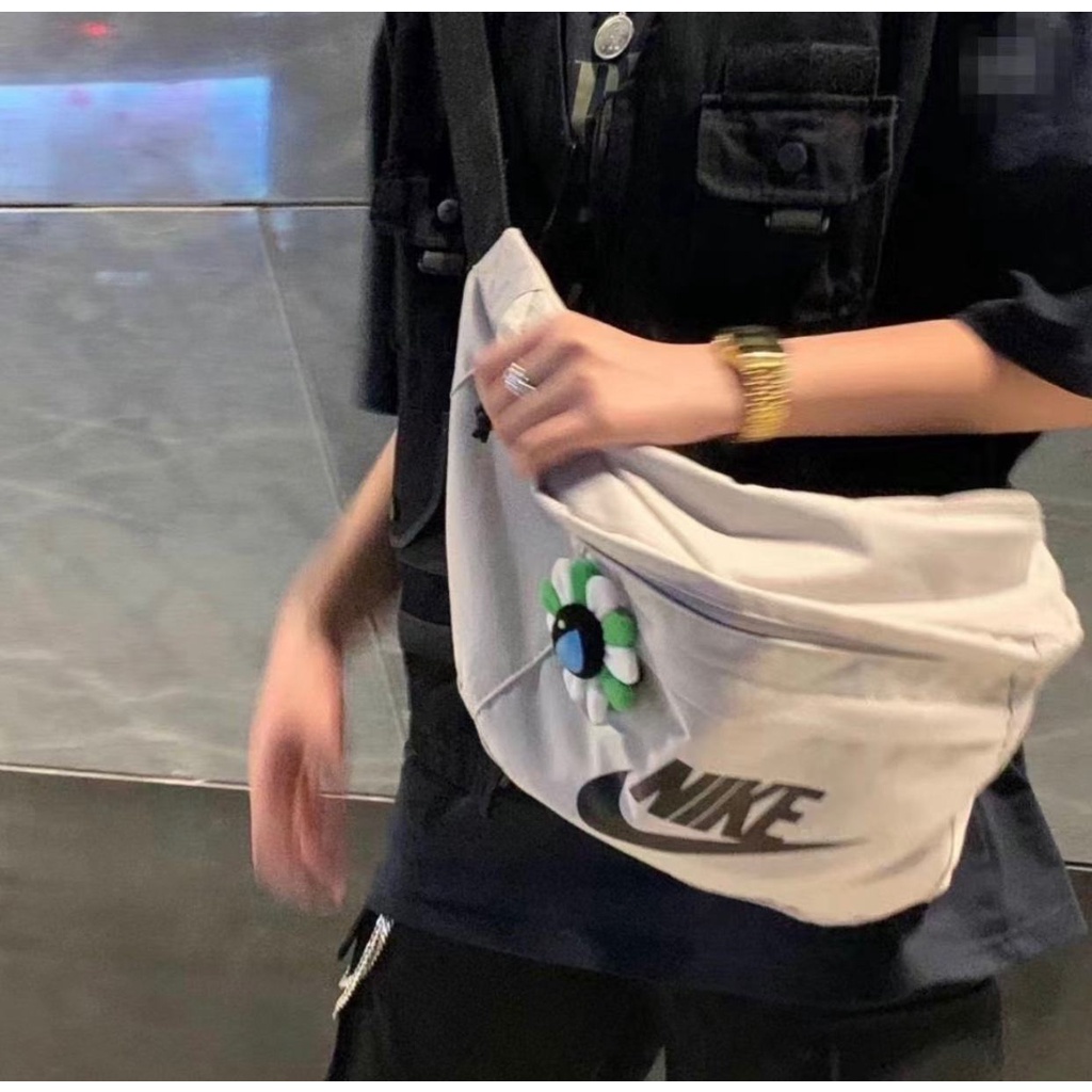 ✥﹊Nike/Nike Wang Yibo กระเป๋าสะพายไหล่เดียวกันสำหรับผู้ชายและผู้หญิงกระเป๋าสะพายข้างกันน้ำความจุขนาดใหญ่กระเป๋าคาดเอวกระ