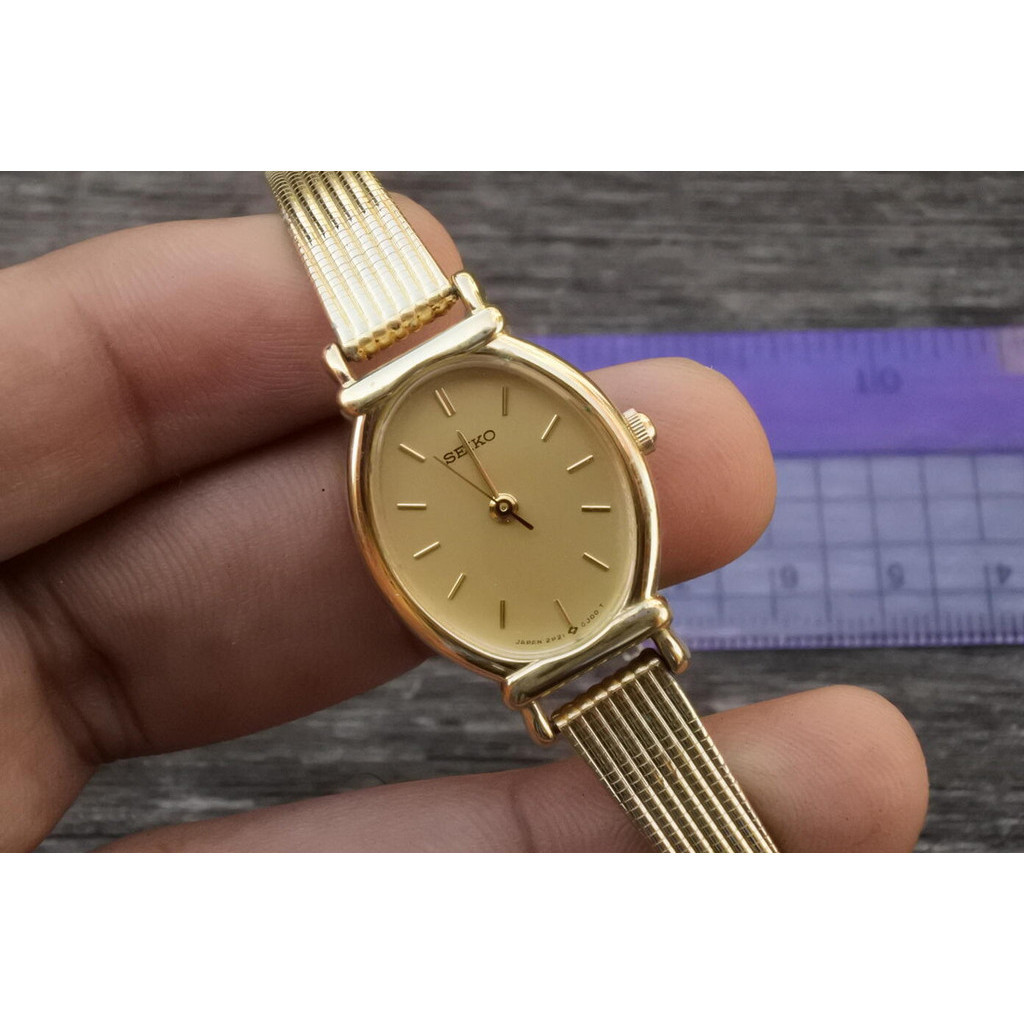 นาฬิกา Vintage มือสองญี่ปุ่น SEIKO ชุบทอง 2P21 5D10 หน้าสีเหลืองทอง ผู้หญิง รูปไข่ ระบบ Quartz ขนาด19mm ใช้งานได้ปกติ