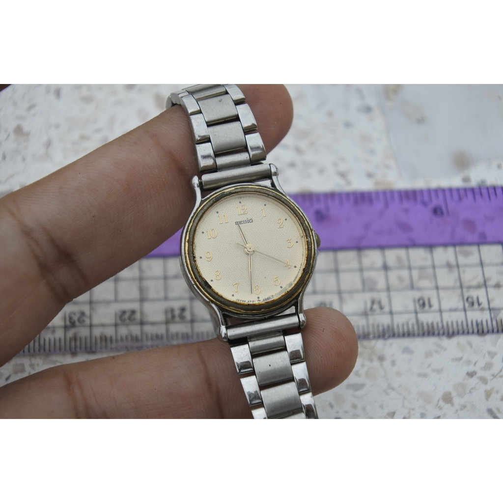 นาฬิกา Vintage มือสองญี่ปุ่น Seiko 2P21 0200 หน้าสีเหลืองทอง ผู้หญิง ทรงกลม ระบบ Quartz ขนาด27mm ใช้งานได้ปกติ ของแท้