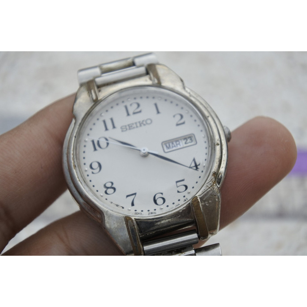 นาฬิกา Vintage มือสองญี่ปุ่น Seiko V733 6C80 หน้าขาว ผู้ชาย ทรงกลม ระบบ Quartz ขนาด33mm ใช้งานได้ปกติ ของแท้