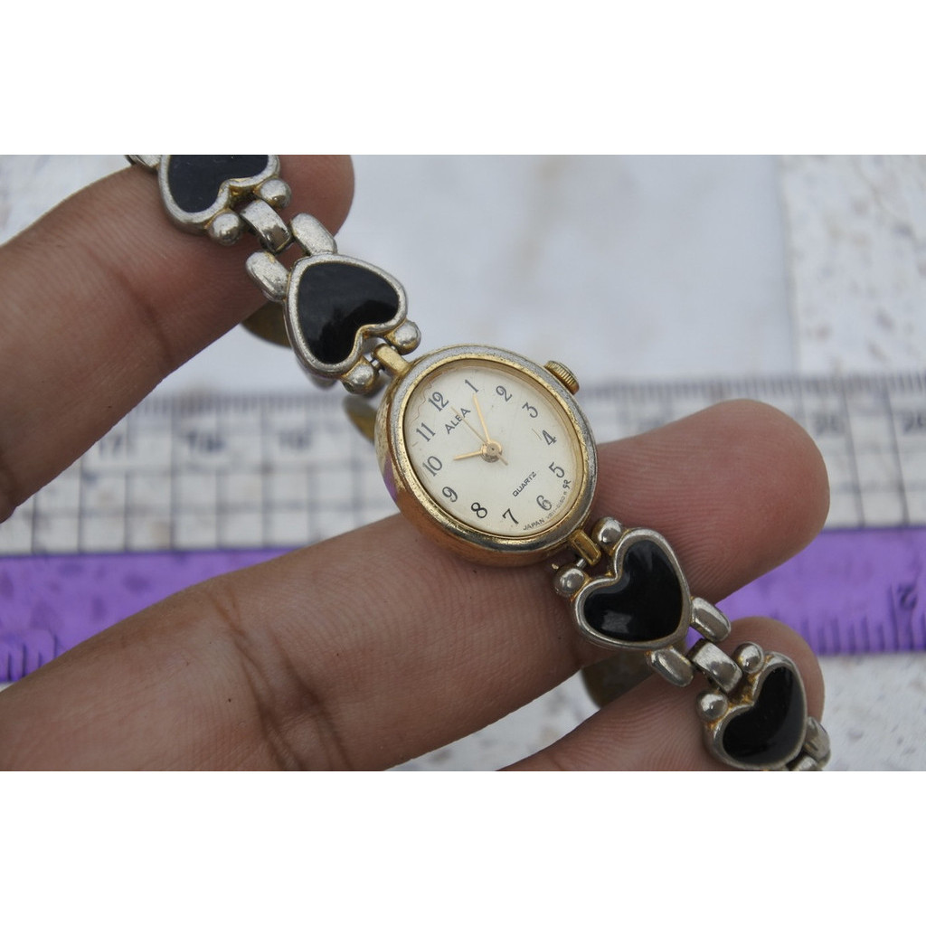 นาฬิกา Vintage มือสองญี่ปุ่น Alba V811 5020 หน้าขาว ผู้หญิง รูปไข่ ระบบ Quartz ขนาด16mm ใช้งานได้ปกติ ของแท้