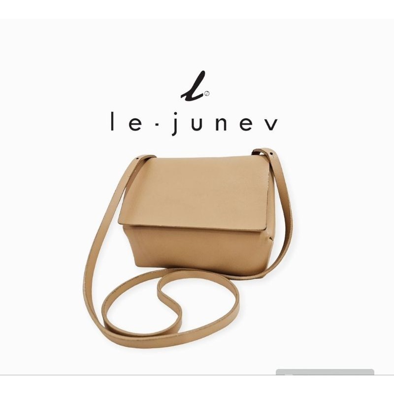 ใบสะพายหนังแท้คุณหนูสุดๆ
■BRAND :le•junev 

Made in Korea 
