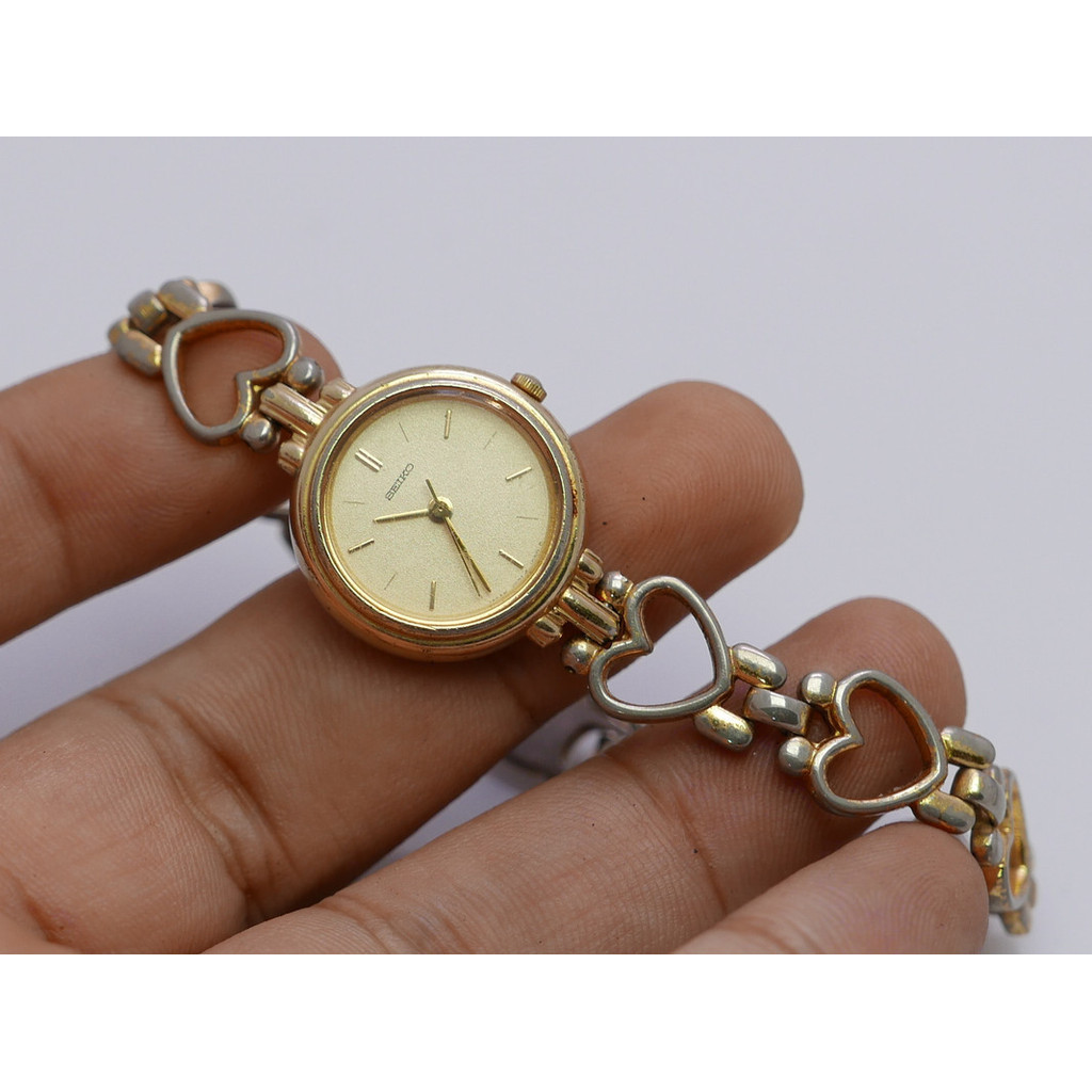 นาฬิกา Vintage มือสองญี่ปุ่น Seiko Gold Plated 2P21 0310 Yellow Dial ผู้หญิง ทรงกลม ระบบ Quartz ขนาด22mm