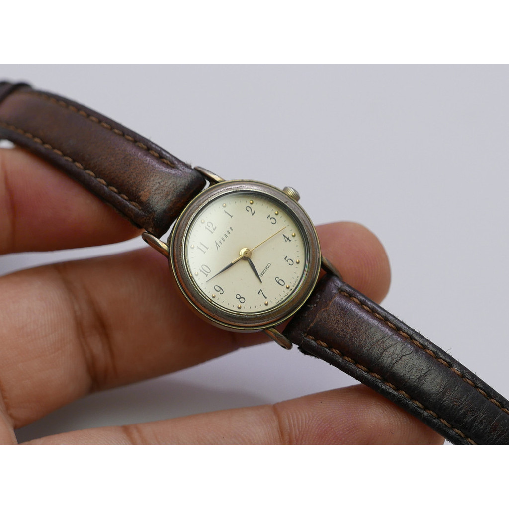 นาฬิกา Vintage มือสองญี่ปุ่น Seiko Avenue 4N21 0030 Numeric Dial ผู้หญิง ทรงกลม ระบบ Quartz ขนาด24mm