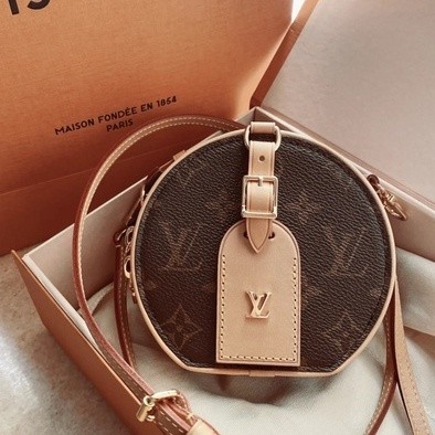 LV หลุยส์ วิตตอง M44699/M68276 MINI BOÎTE CHAPEAU กระเป๋าเค้กทรงกลมขนาดเล็ก กระเป๋าสะพายข้าง