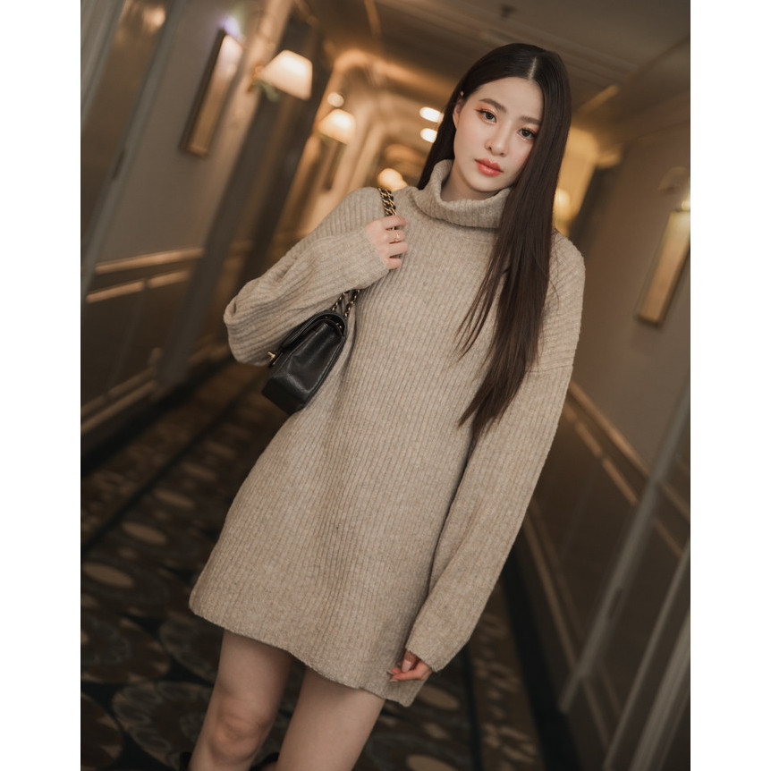Than knit dress สีเบจ เดรสไหมพรมคอเต่า ทรงโอเว่อไซส์ ช่วงลำตัวยืดได้เยอะค่ะ ผ้าดีมากๆ