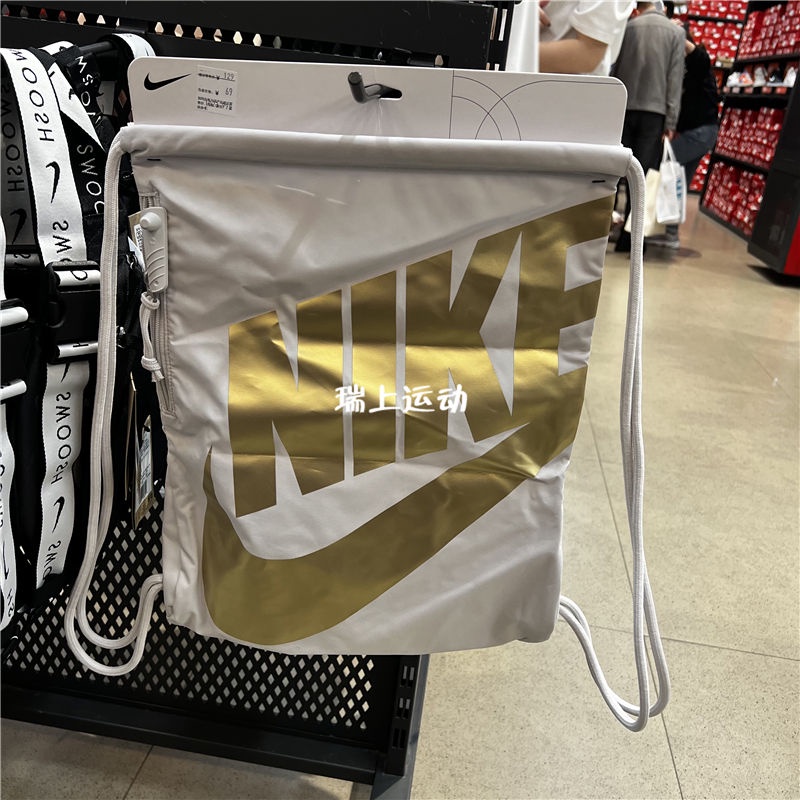 △❧✧เคาน์เตอร์ของแท้ Nike/Nike กระเป๋าสะพายไหล่ Drawstring กระเป๋าเป้สะพายหลัง Training Fitness Ball Bag CT3640 CK0969
