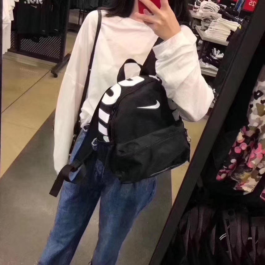 ❈Yoyo Outlet ซื้อ Nike/Nike Children s Milk Bag กระเป๋าเป้สะพายหลังผู้หญิงกระเป๋านักเรียนขนาดเล็ก BA5559 ไม่รับคืน
