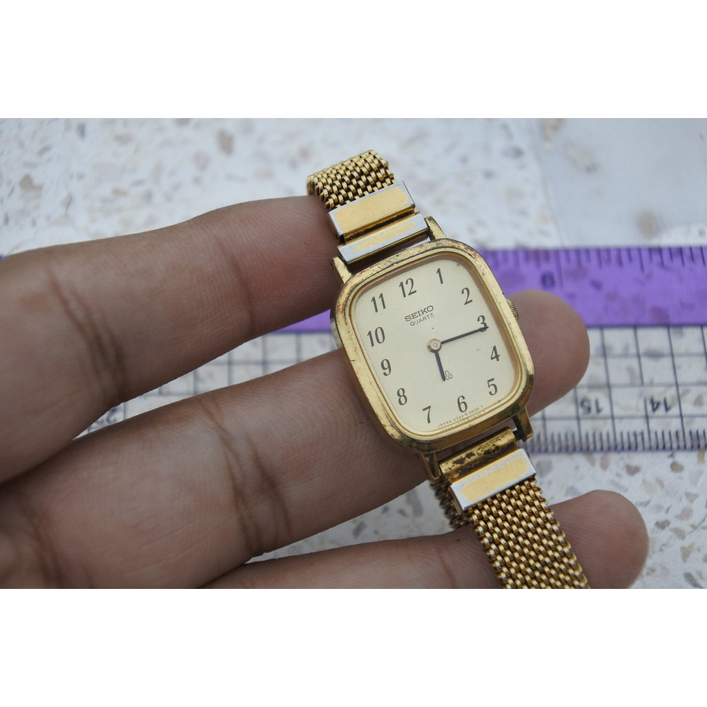 นาฬิกา Vintage มือสองญี่ปุ่น SEIKO ชุบทอง 2320 5390 หน้าสีเหลืองทอง ผู้หญิง ทรงสี่เหลี่ยม Quartz ขนาด22mm ใช้งานได้ปกติ