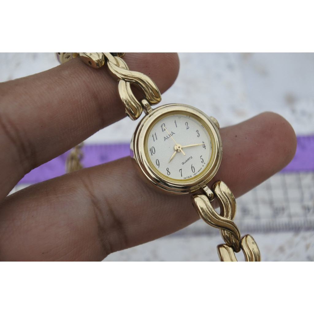 นาฬิกา Vintage มือสองญี่ปุ่น Alba V811 1940 หน้าสีเหลืองทอง ผู้หญิง ทรงกลม ระบบ Quartz ขนาด21mm ใช้งานได้ปกติ ของแท้