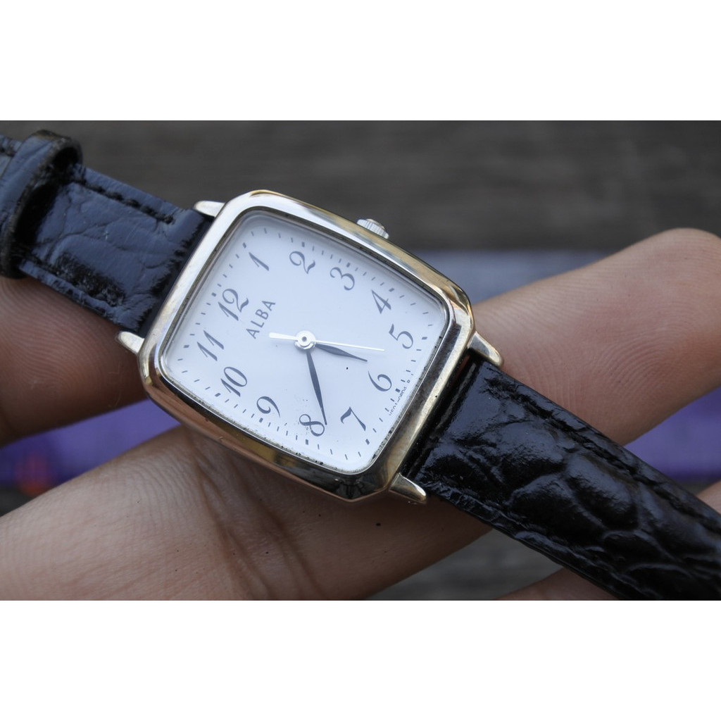 นาฬิกา Vintage มือสองญี่ปุ่น Alba V501 0ES0 หน้าขาว ผู้หญิง ทรงสี่เหลี่ยม ระบบ Quartz ขนาด23mm ใช้งานได้ปกติ ของแท้