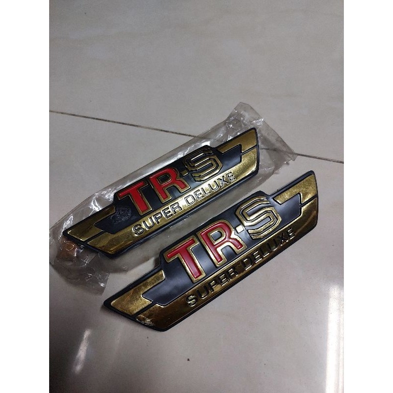 ตราโลโก้ฝากระเป๋าข้าง Suzuki TRS-TRS118-TRS PRO ของใหม่งานเก่าเก็บสภาพสวยเหมือนแท้พร้อมหมุดยึด