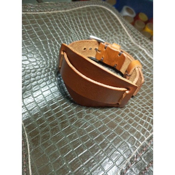 สายนาฬิกา พร้อมแผ่นรอง  ขนาดหูสาย 20 mm.