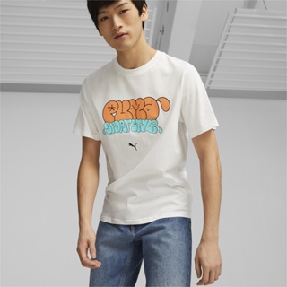 PUMA PRIME/SELECT - เสื้อยืดผู้ชายลายกราฟิก PUMA Graffiti สีขาว - APP - 62251302