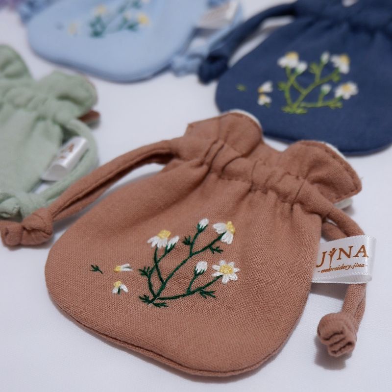 Drawstring bag ( pre-order ) กระเป๋าหูรูดใบเล็ก, ปักมือ 3×3.5 นิ้ว