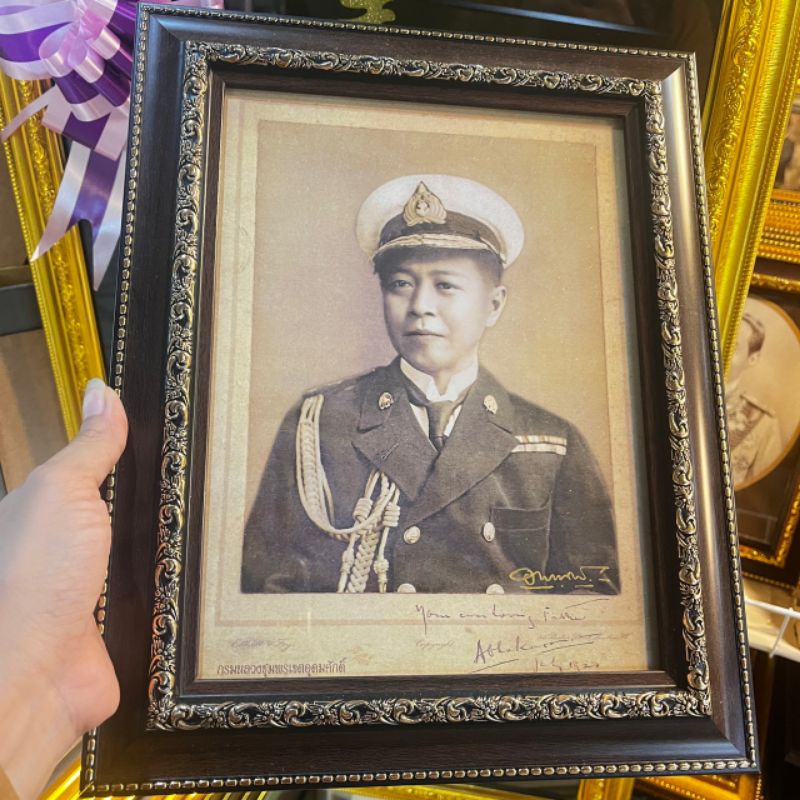 กรอบรูปพร้อมภาพ กรมหลวงชุมพร เขตอุดมศักดิ์ ขนาด 10x13 นิ้ว (วัดรวมกรอบ) มีขาตั้งและที่แขวนผนัง เป็นของขวัญ ที่ระลึก