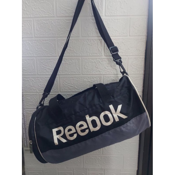 Sale พร้อมส่ง กระเป๋าเดินทางมือสองทรงหมอนใบเล็ก Reebok สภาพดี
