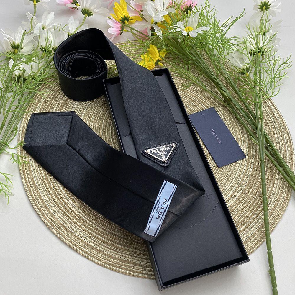 Prada P บ้าน กลับหัว สามเหลี่ยม สไตล์ยุโรปและอเมริกา สไตล์เกาหลี โบผูก กลับหัว สามเหลี่ยม ผู้ชายและผู้หญิง สไตล์เดียวกัน