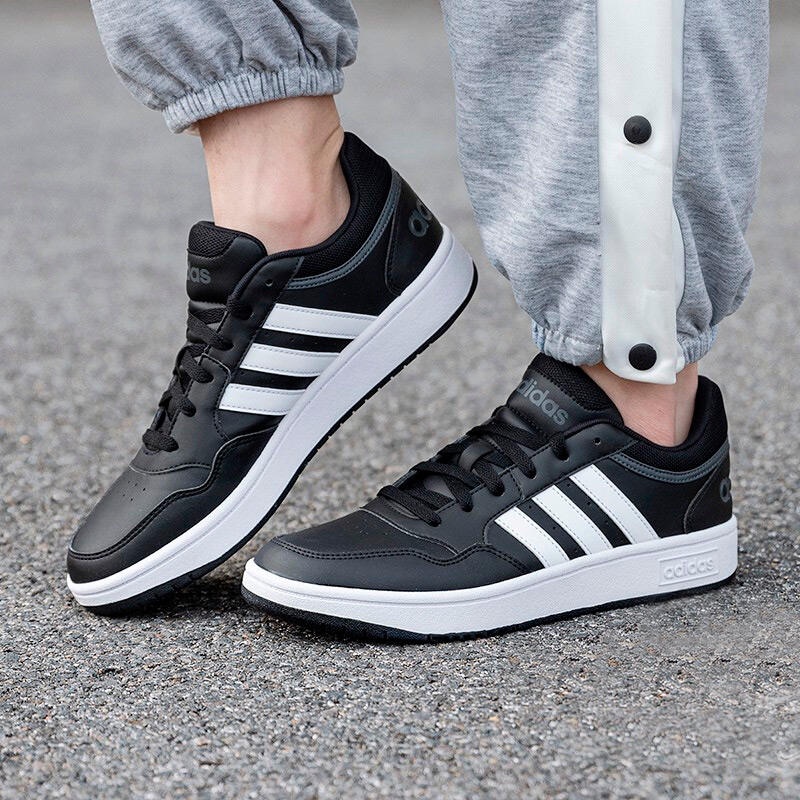 ✸Adidas รองเท้าผู้ชาย Adidas ฤดูร้อนปี 2022 รองเท้าผ้าใบหนังแท้ตัดต่ำสีดำรองเท้าผ้าใบบาสเก็ตบอลลำลอง