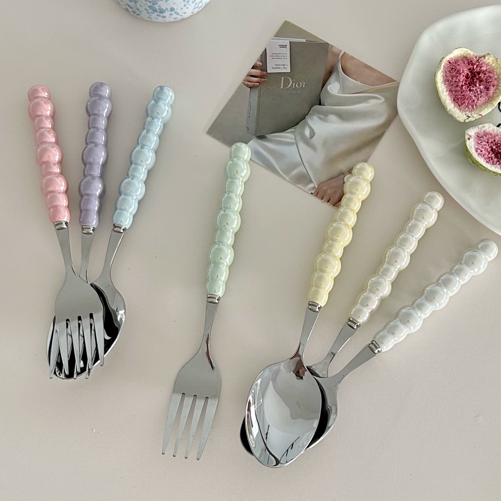 [พร้อมส่ง] ช้อนส้อมสเตนเลส ด้ามจับเซรามิค ประดับไข่มุก สําหรับใช้บนโต๊ะอาหาร